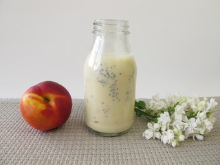Joghurt-Smoothie mit Nektarine und Chiasamen in der Flasche