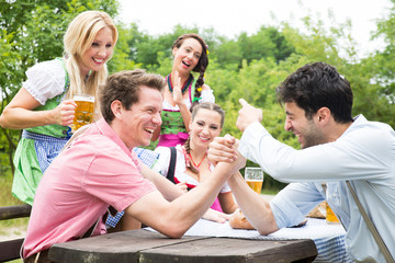 Gruppe im Biergarten hat Spaß