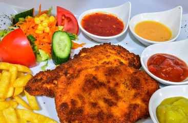 schnitzel tavuklu soslu özel tabak servis
