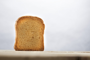 Fetta biscottata con sfondo bianco