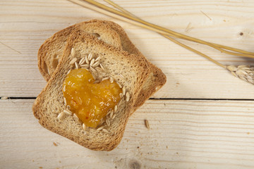 Fette biscottate con marmellata a forma di cuore