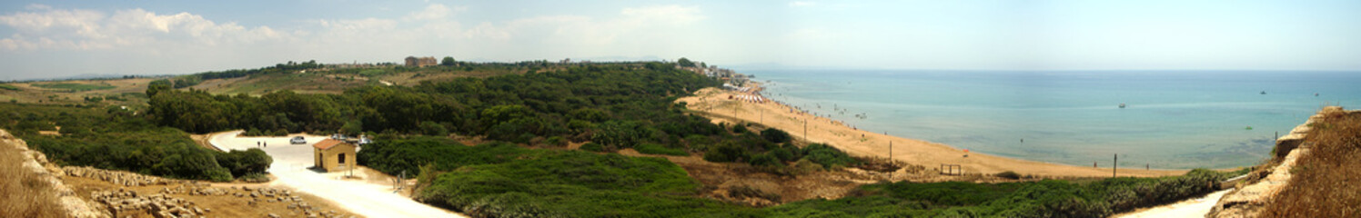 Fototapeta na wymiar panoramic view of Selinunte with temple and beach
