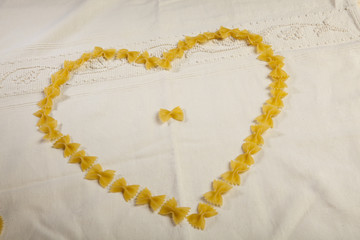 Pasta - Farfalle disposte a forma di cuore