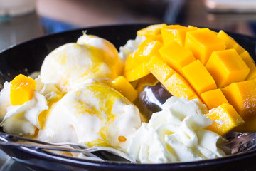Vanilla Ice Cream With Fresh Mangoes