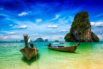 Photo sur Plexiglas Railay Beach, Krabi, Thaïlande Bateaux à longue queue sur la plage, Thaïlande