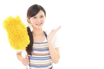 お掃除をする女性