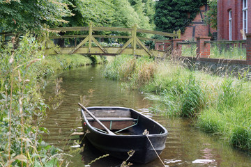 Ruderboot im Stadtgraben von Boizenburg