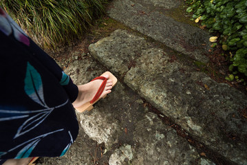 浴衣を着て歩く女性