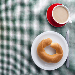 am Frühstückstisch