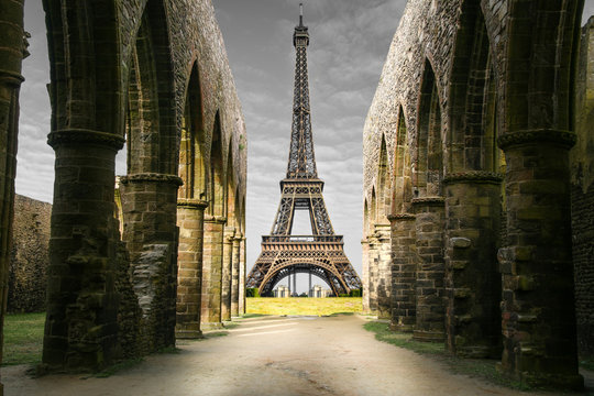 vista della Torre Eiffel da rovine storiche