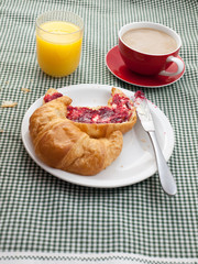 am Frühstückstisch