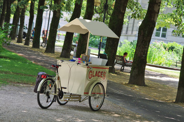 Fototapeta na wymiar vélo triporteur - marchand de glaces