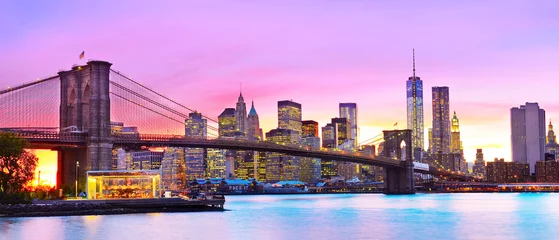 Foto op Plexiglas Uitzicht op New York City in de schemering. © Javen