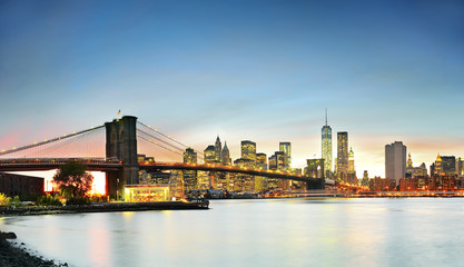 Obraz na płótnie Canvas View of New York City at dusk.