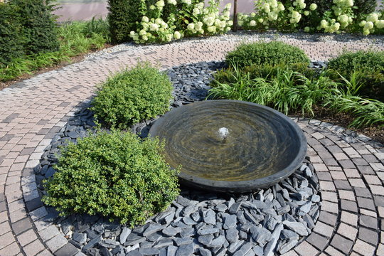 Brunnen im gestalteten Garten