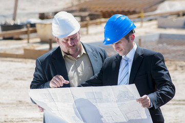 architekten mit bauplan