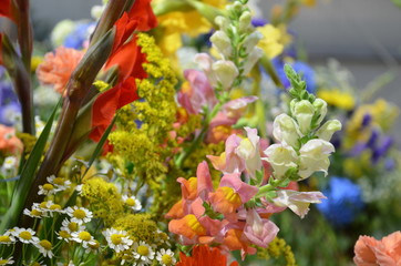 Blumendekoration - Blumenstrauß - Löwenmäulchen - Gladiolen  