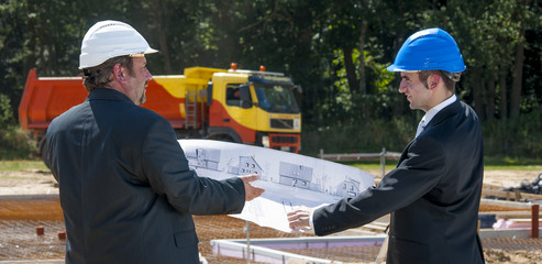 bauleiter besprechen gemeinsam einen bauplan