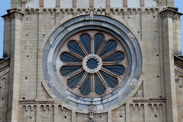 Fototapeta na wymiar Basilica di San Zeno, Verona; il rosone (ruota della fortuna)
