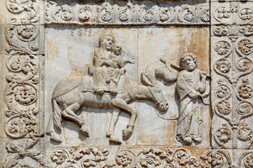 Fototapeta na wymiar fuga in Egitto; altorilievo; Basilica di S. Zeno, Verona