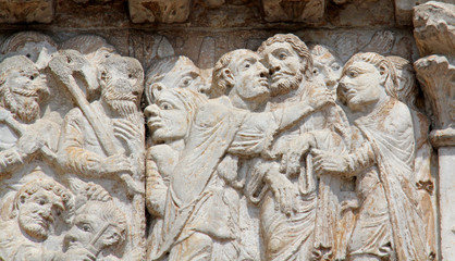 il bacio di Giuda; altorilievo; Basilica di S. Zeno, Verona