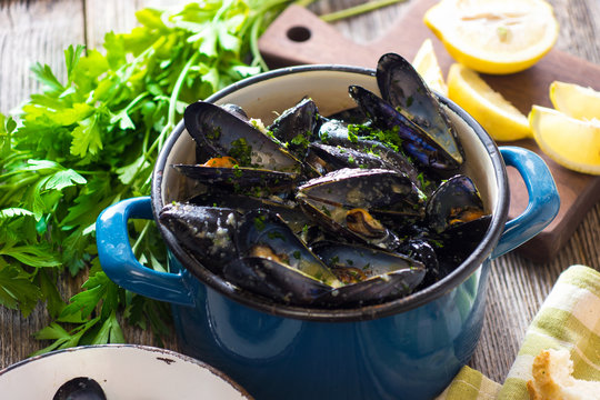 Mussels with buzara sauce 