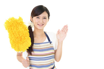 お掃除をする女性