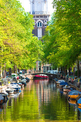 Beautiful Groenburgwal canal in the old city of Amsterdam - obrazy, fototapety, plakaty