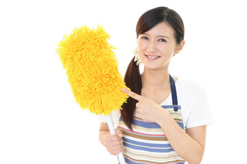 お掃除をする女性