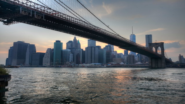 4K UltraHD The Brooklyn Bridge as night falls