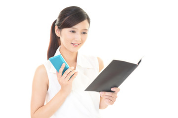 Fototapeta premium スマートフォンを持つ女性