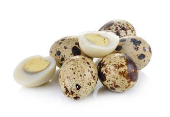 Obraz premium Quail eggs are isolated on a white background