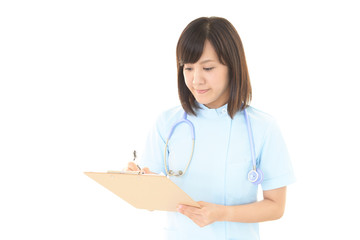 真剣な表情の看護師