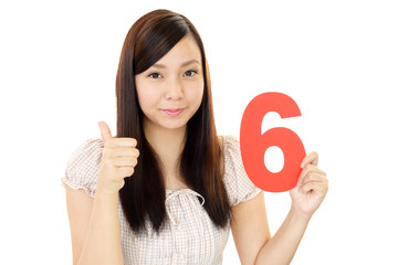 数字を持つ女性