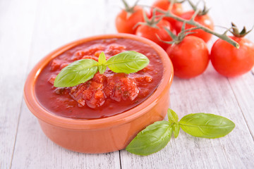 tomato sauce with basil