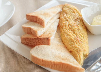 omelet with toasts