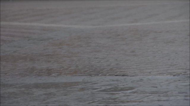 Regen auf Kopfsteinpflaster