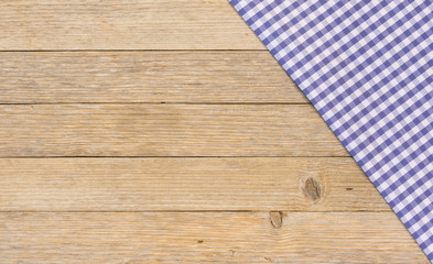 Geschirrtuch blau kariert auf Holz Hintergrund