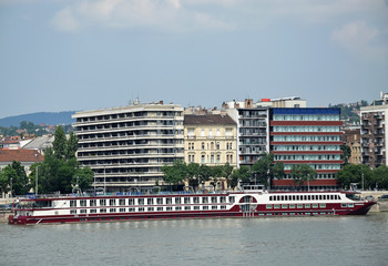 Naklejka premium Tourist ship and old buildings of Budapest, Hungary