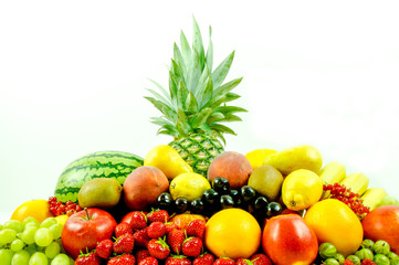 Vitaminreiches Obst und Früchte aufgeschichtet, freigestellt