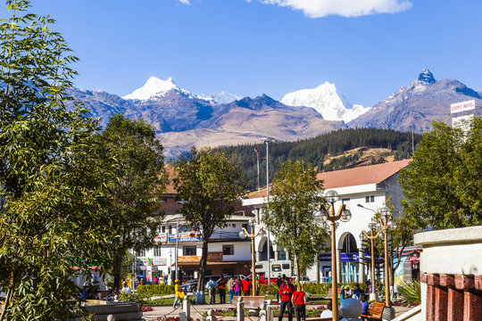 Fototapeta HUARAZ, PERU -AUGUST 4: Central square of Huaraz Cordiliera Blan