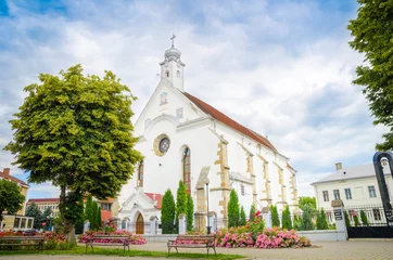 Rolgordijnen Monument Coroana orthodoxe gotische kerk in Bistrita Transsylvanië, Roemenië op een bewolkte dag met een mooi oud monument eruit