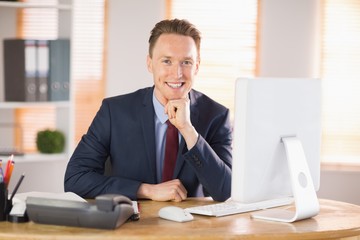 Naklejka premium Stylish businessman smiling at camera