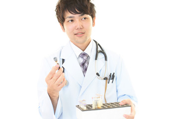 検査中の笑顔の医師