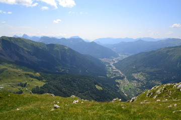 Fototapeta premium Carnia - Panorama da cresta Timau verso il bosco del Pramosio, Paluzza e Arta terme