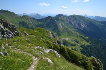 Fototapeta na wymiar Panorama sulle Alpi Caniche (m.te Paularo e Pramosio)