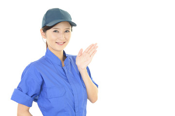 笑顔の女性作業員