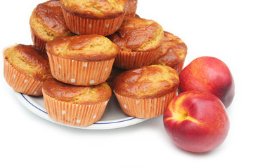 muffin alle pesche su sfondo bianco