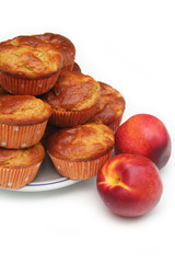 muffin alle pesche su sfondo bianco