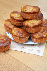 muffin alle pesche su tavolo di legno